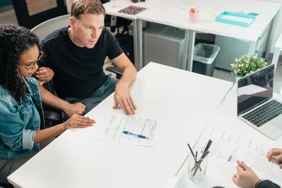 Rendez-vous de financement avec une conseillère, documents sur le bureau